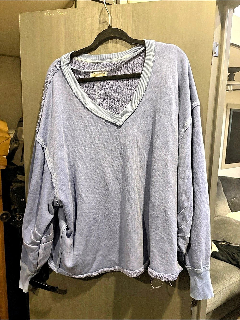 WE THE FREE Long Sleeve V-Neck Sweater in Blue Size Medium